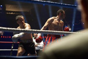 Gael García Bernal e outro personagem boxeando em a maquina