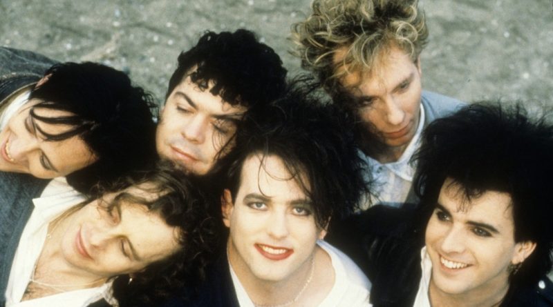 Imagem mostra membros da banda The Cure em ensaio fotográfico