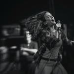 Alanis Morissette anuncia show no Brasil após apresentação no Lollapalooza em 2025