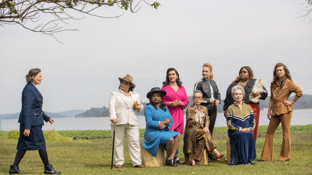 Imagem mostra poster de divulgação do filme com as mulheres posando para a foto.