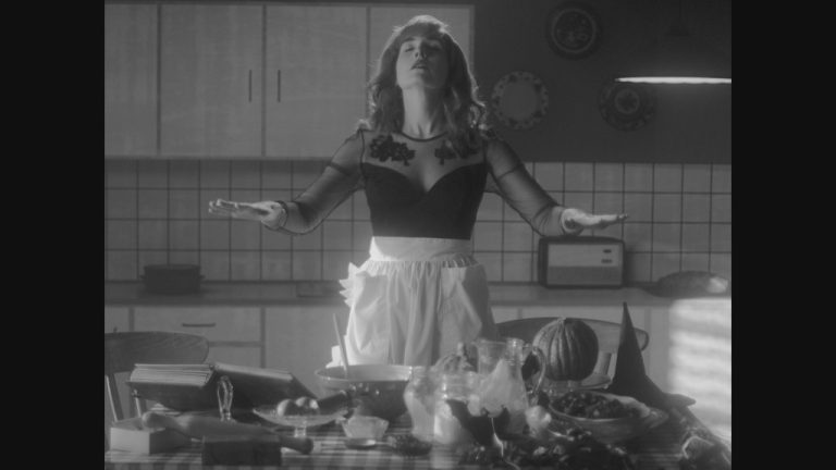 Imagem do documentário bruxas com mulher em preto e branco na cozinha