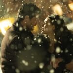 Casal em meio a neve se encarando.