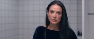 Demi Moore em A Substância, um dos filmes de terror indicados ao oscar