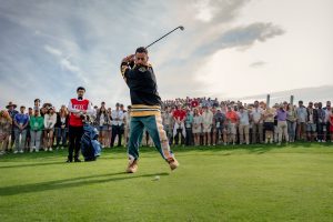 Um Maluco No Golfe 2 (Happy Gilmore 2) (L to R) Benito Antonio Martínez Ocasio as Busboy and Adam Sandler as Happy Gilmore in Happy Gilmore 2. Cr. Scott Yamano/Netflix © 2024.