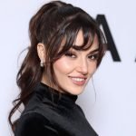 Hande Erçel é a protagonista do próximo filme e realiza o sonho de escrever a história