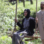 Foto de Zeynep (Mina Demirtaş) e Cüneyd (Mert Yazıcıoğlu).