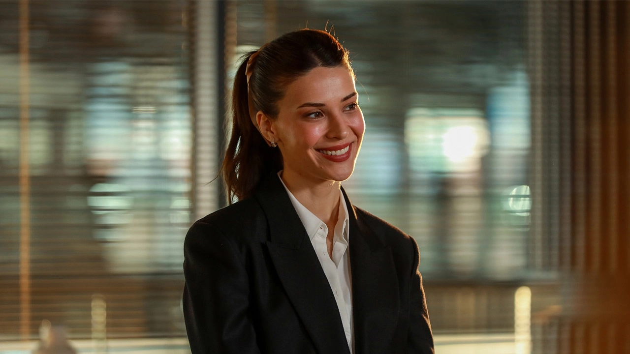 Foto da atriz Devrim Özkan.