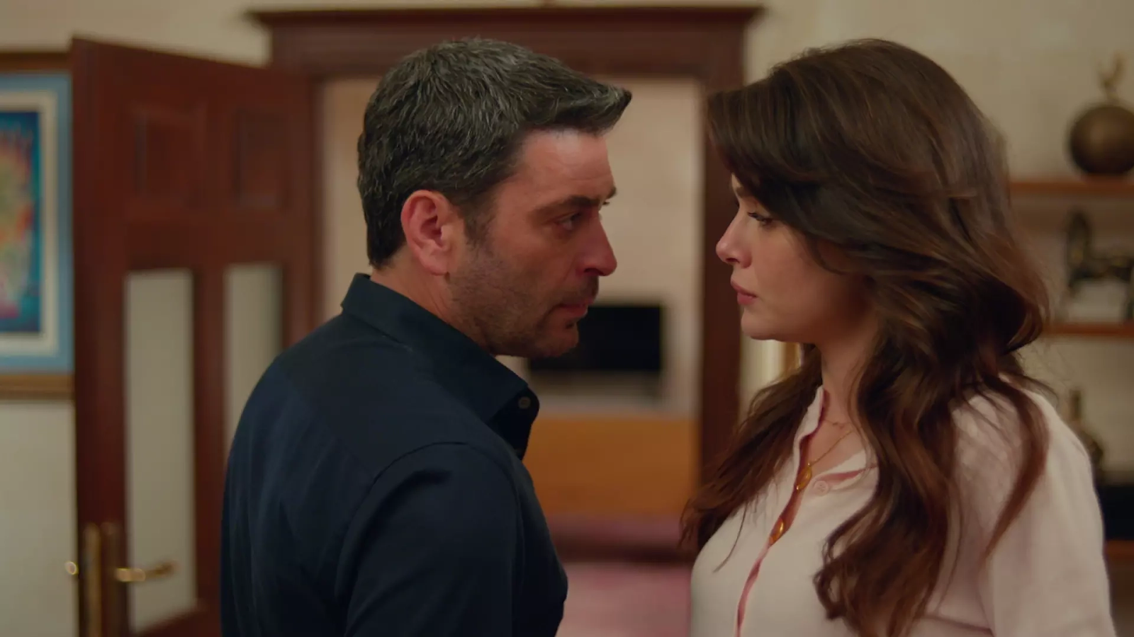 Foto dos protagonistas de Uzak Şehir.