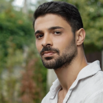 Halit Özgür Sarı, protagonista da dizi Maçari.
