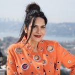 Entrevista | Nursel Köse comenta sobre sua personagem em Uzak Şehir, com direito a bastidores da nov...