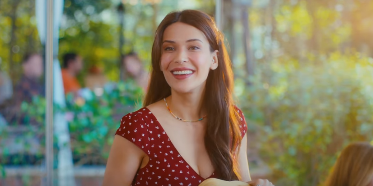 Foto da atriz Devrim Özkan.