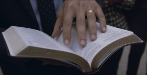 Foto de mão em cima de um livro