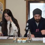 Foto protagonistas Cansu Dere e Ibrahim Çelikkol.