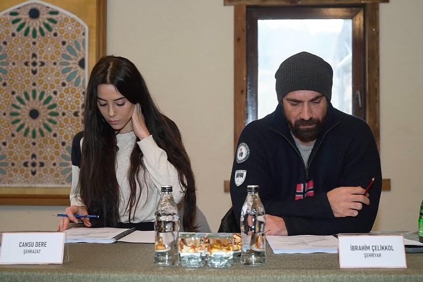 Foto protagonistas Cansu Dere e Ibrahim Çelikkol.