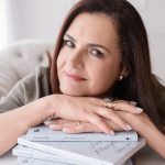 Reinvenção após os 50 anos: nova obra de Ana Paula Couto explora maturidade feminina com humor e sen...