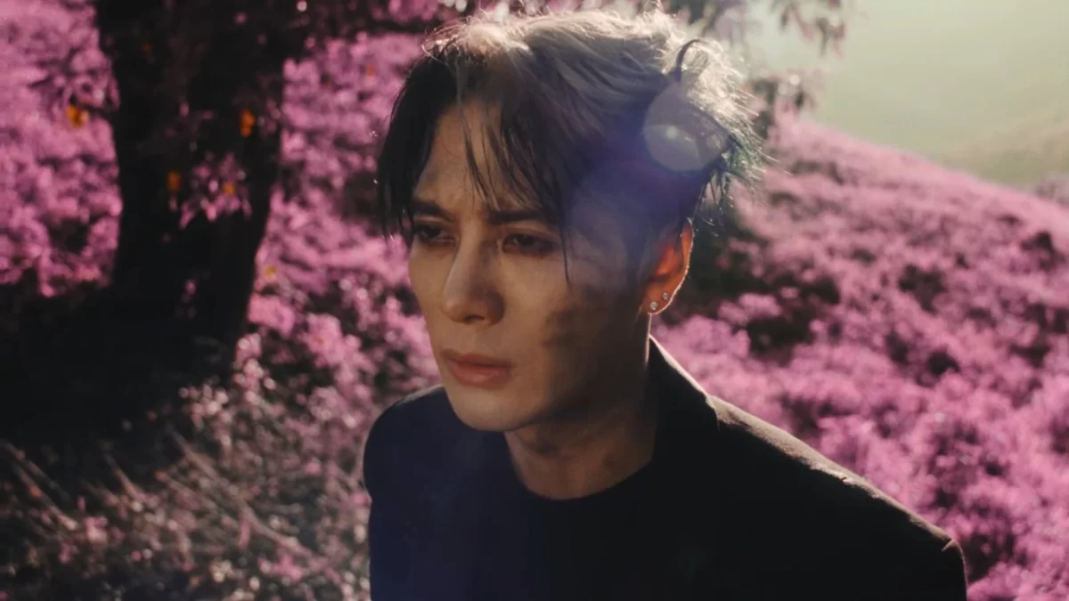 Jackson em MV da música Made Me A Man, de MAGICMAN 2