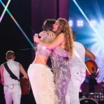 Shakira e Belinda apresentam Día de Enero durante passagem pelo México