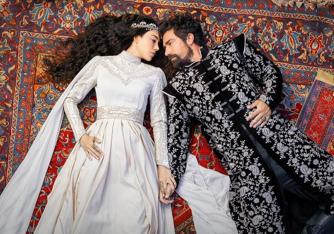 Foto Cansu Dere e İbrahim Çelikkol.