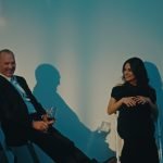 Michael Keaton e Mila Kunis em imagens do filme Pai do Ano (2025)
