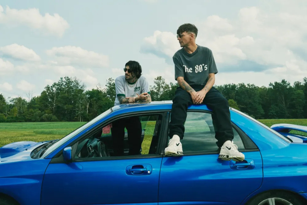 Louis Tomlinson e Zayn Malik em imagem de divulgação da nova série documental