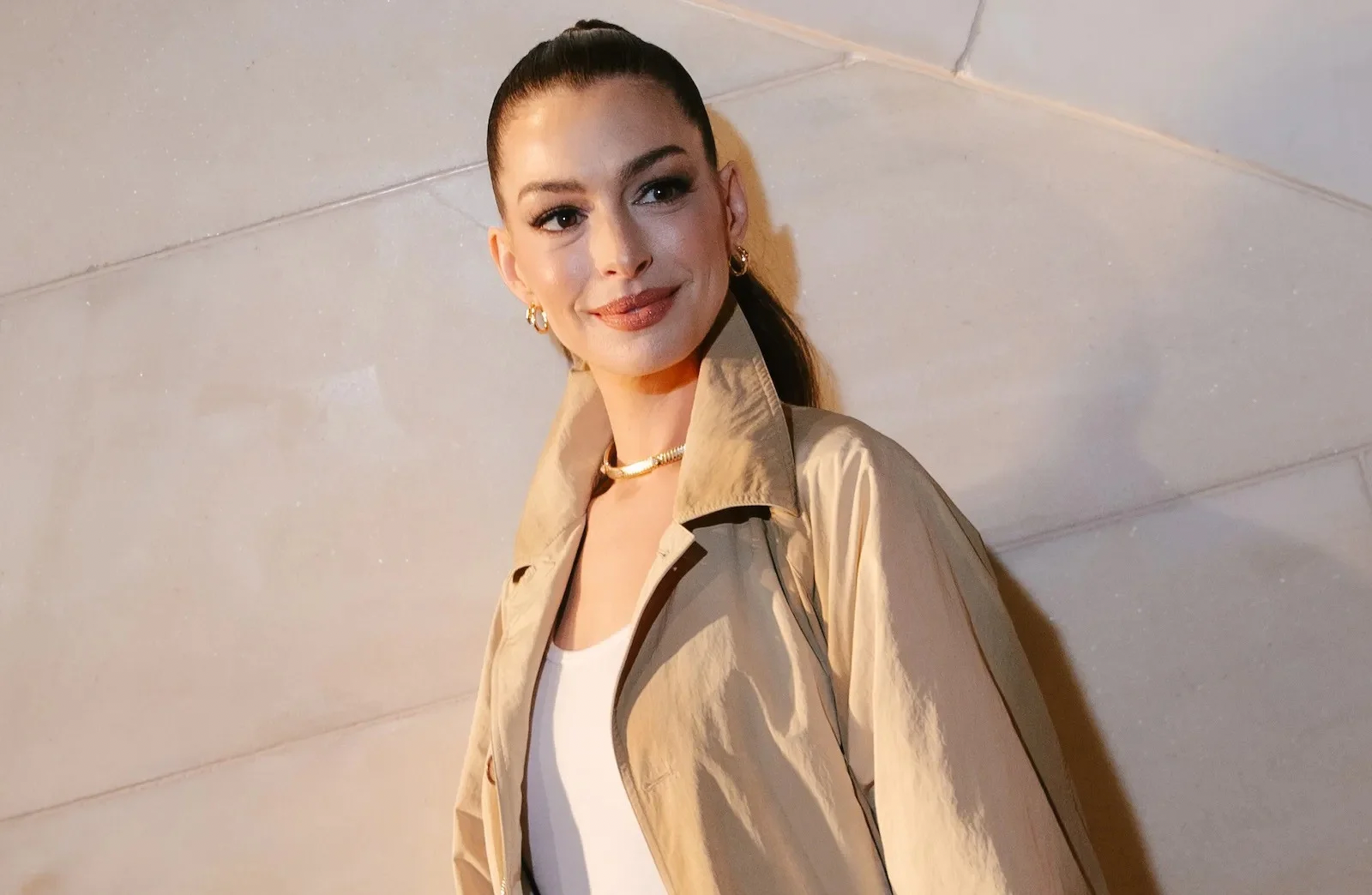 Anne Hathaway posa em Red Carpet em 2025