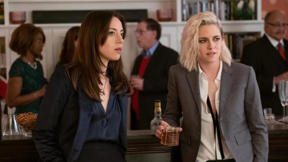 Aubrey Plaza e Kristen Stewart em Alguém Avisa?