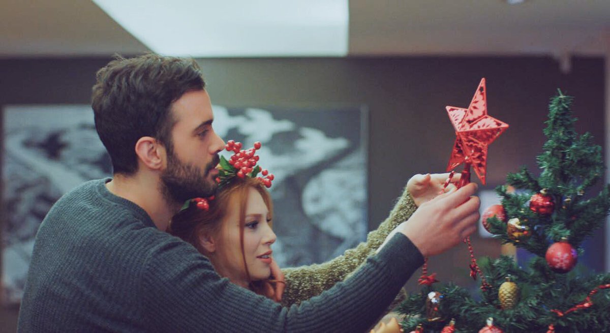 Cena de "Kiralık Aşk" em que os personagens decoram uma árvore de Natal.