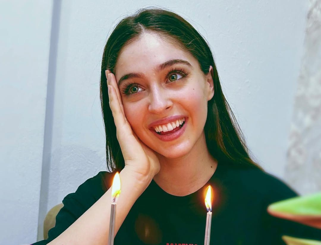 Cemre em seu aniversário de 25 anos