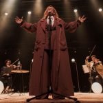 Carol Biazin apresenta show com orquestra no Vivo Rio e recebe Leo Foguete em noite de casa lotada