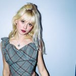 Cantora Maisie Peters desembarca no Brasil em abril