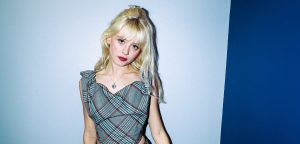 Cantora Maisie Peters desembarca no Brasil em abril