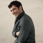 Burak Deniz posando para foto