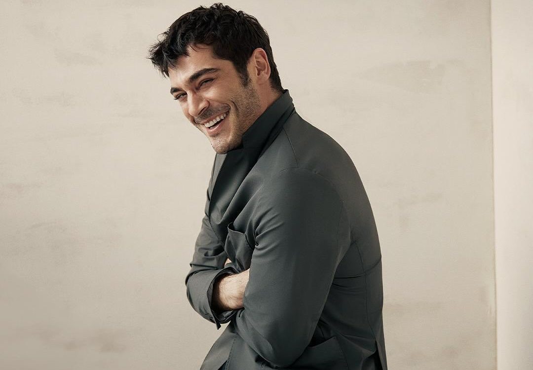 Burak Deniz posando para foto