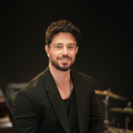 Murat Boz inicia novo ciclo celebrando trajetória de sucesso na música e nas telas
