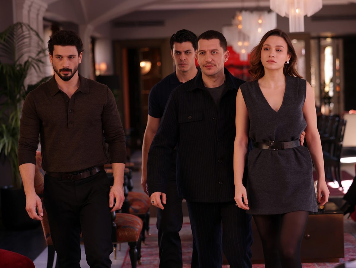 Deniz Can Aktaş, Uraz Kaygılaroğlu e Sümeyye Aydoğan em cena de Yeraltı 