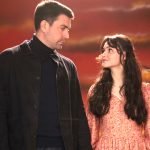 Çağlar Ertuğrul e Derya Pınar Ak se olhando em cena de Çirkin