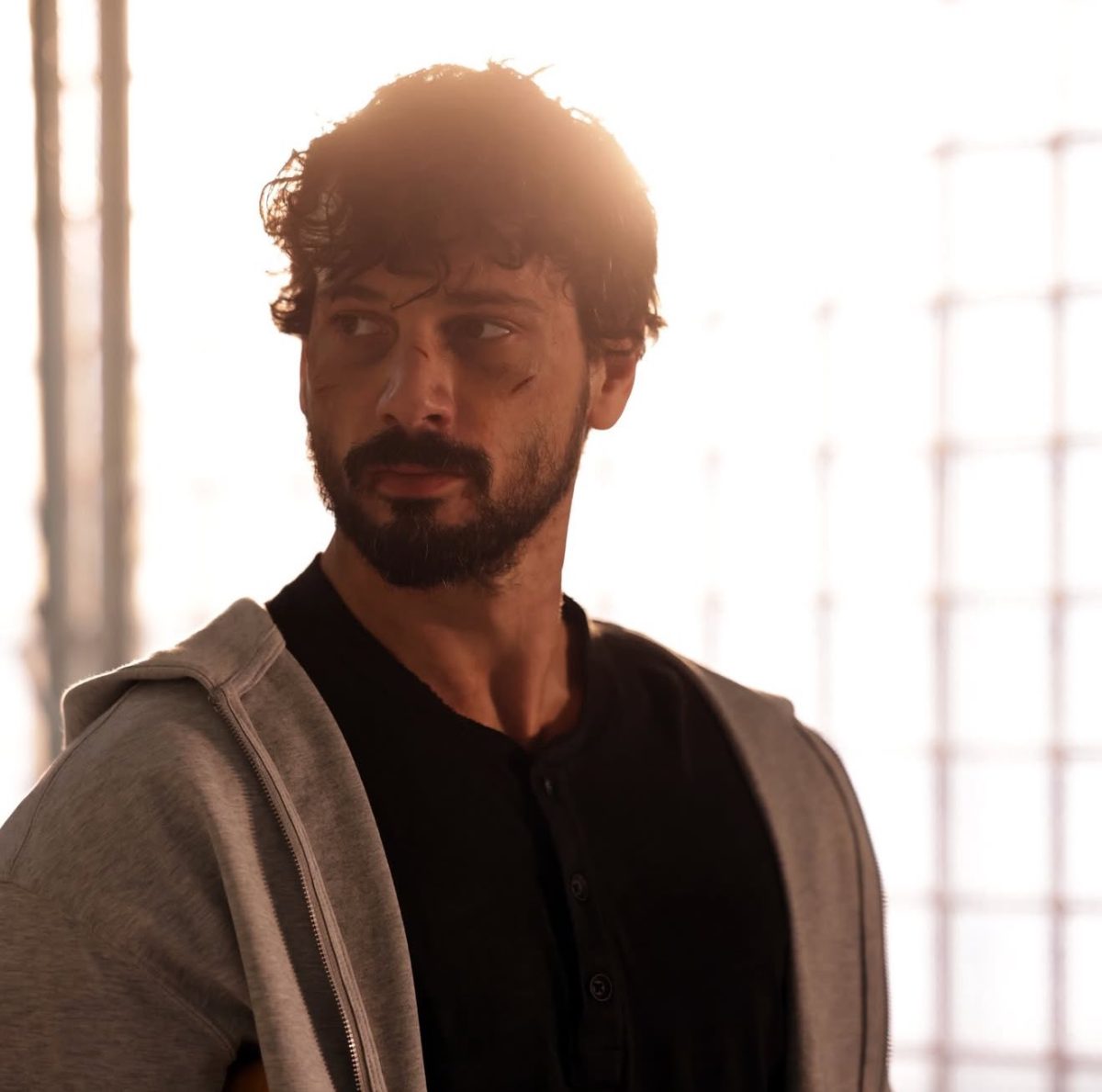 Deniz Can Aktaş em cena da dizi Yeraltı