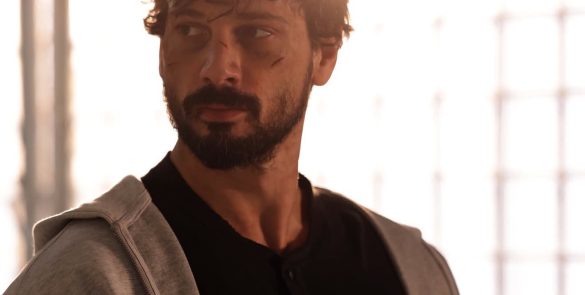 Deniz Can Aktaş em cena da dizi Yeraltı