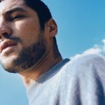 Gabriel Leone estreia como cantor com o álbum Minhas Lágrimas