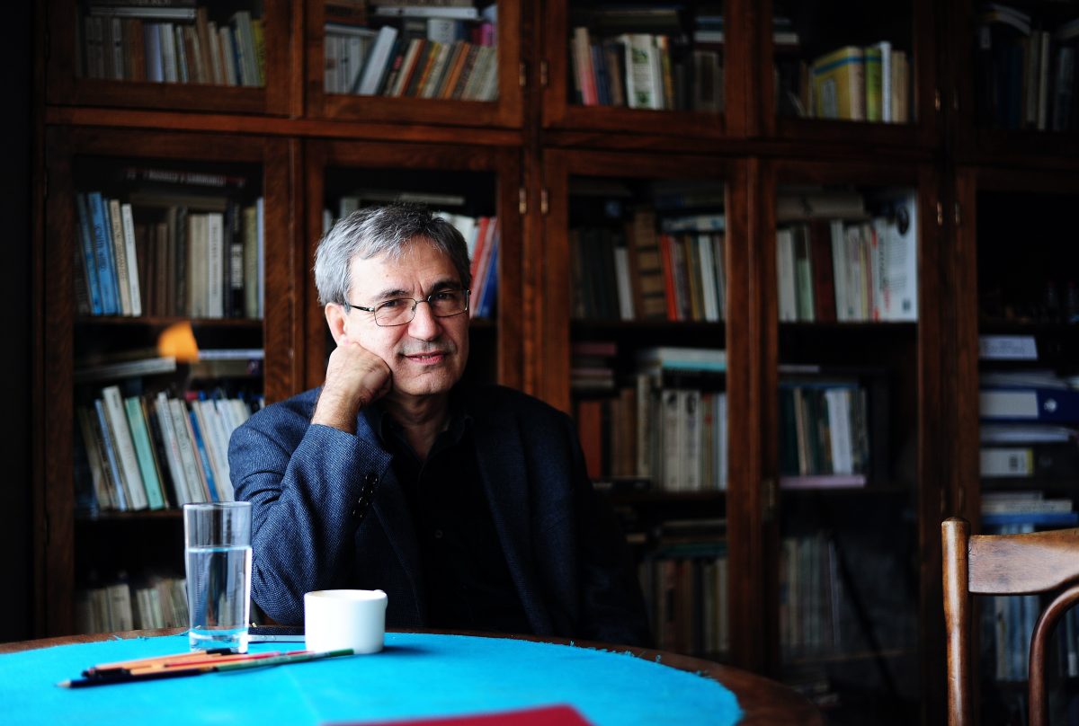 Pamuk Ozan Kose em uma livraria