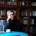 Pamuk Ozan Kose em uma livraria