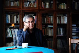 Pamuk Ozan Kose em uma livraria