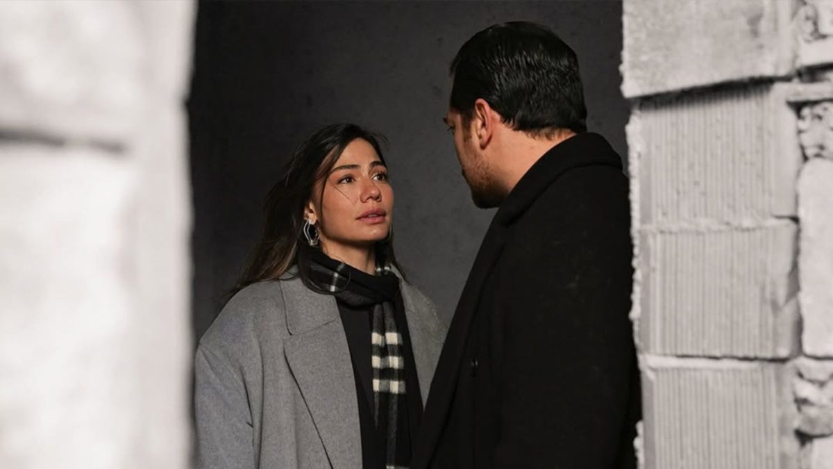 Çağatay Ulusoy e Demet Özdemir se encarando em cena de Eşref Rüya