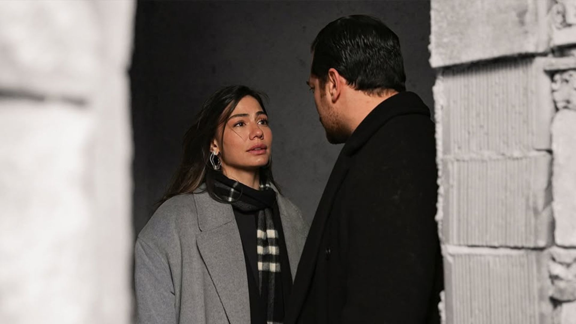 Çağatay Ulusoy e Demet Özdemir se encarando em cena de Eşref Rüya