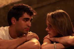 Miray Daner e Mert Ramazan se olhando em cena de Bize Bi'şey Olmaz