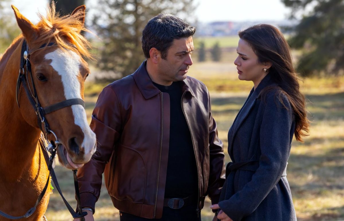 Sinem Ünsal e Ozan Akbaba contracenando em Uzak Şehir