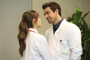 İbrahim Çelikkol e Sıla Türkoğlu em cena de Doktor Başka Hayatta