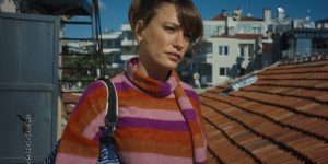 Serenay Sarikaya em cena da terceira temporada de Próximo!