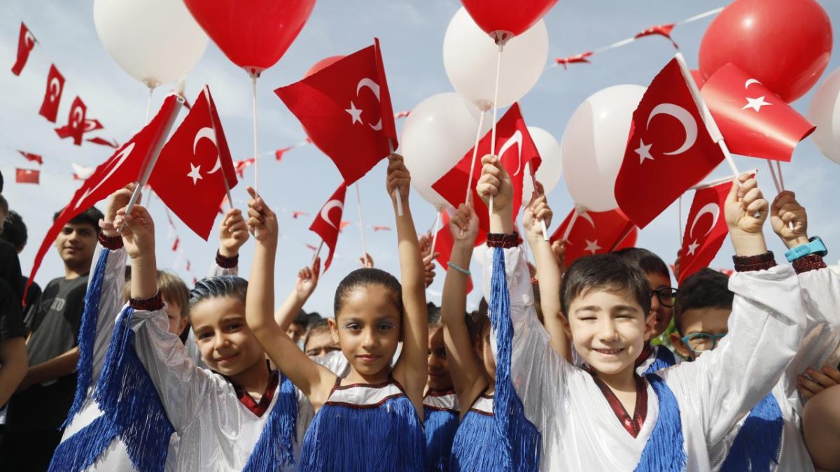 Imagem de crianças segurando a bandeira Turca