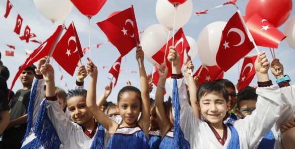 Imagem de crianças segurando a bandeira Turca
